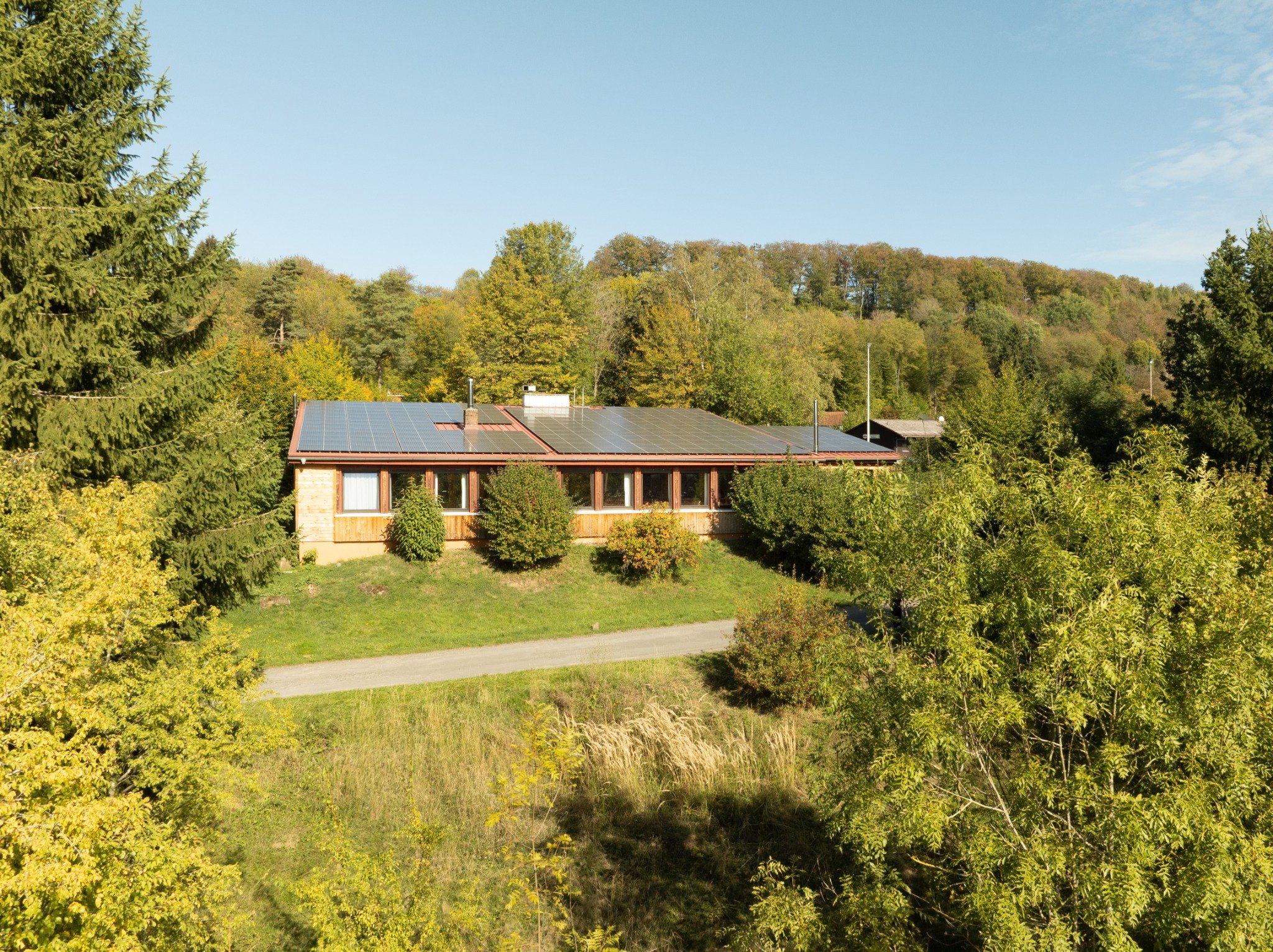 Die Berglocation, umgeben von Wiesen und Bäumen