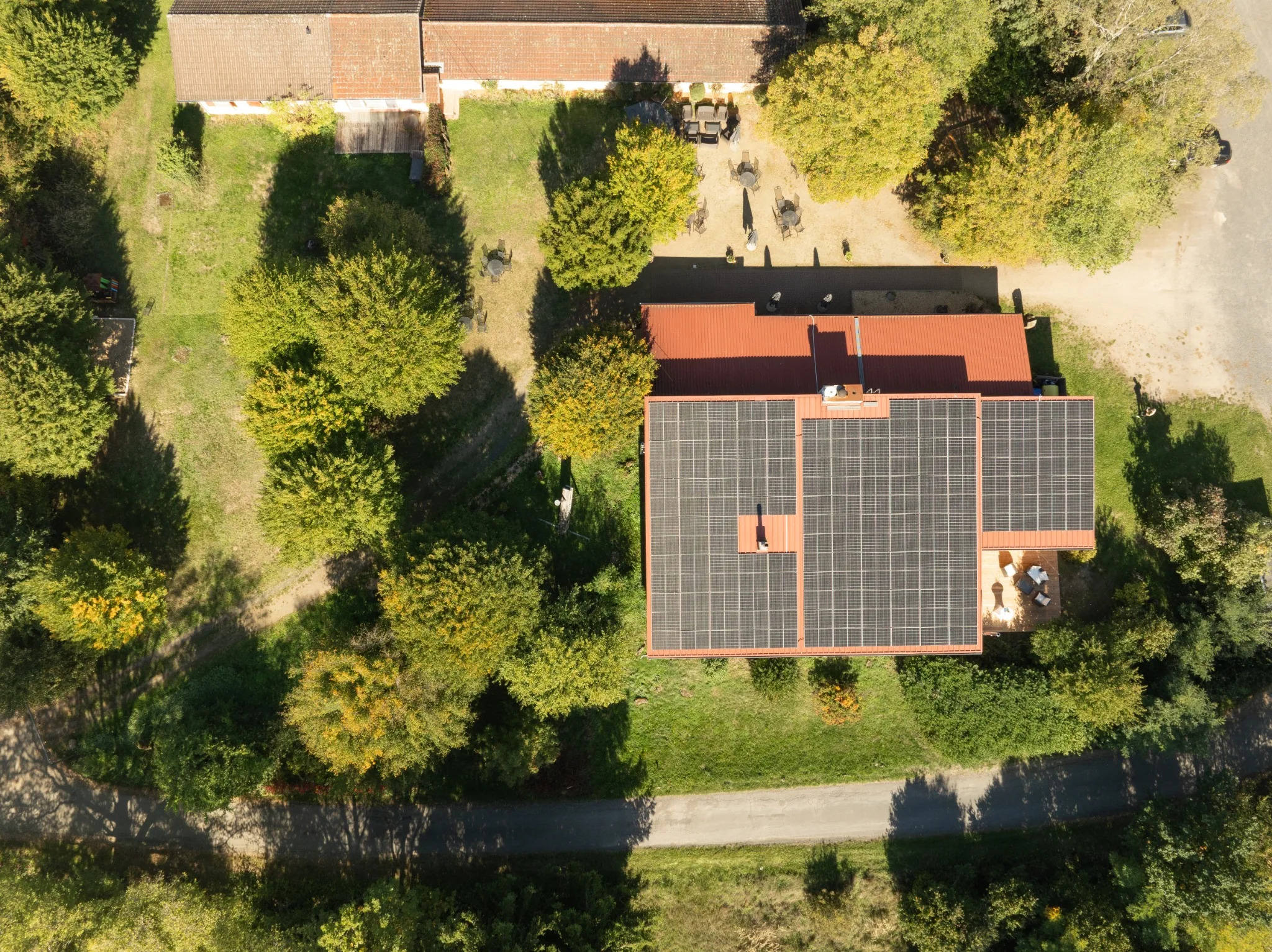 Berglocation und umliegendes Gelände aus der Luft