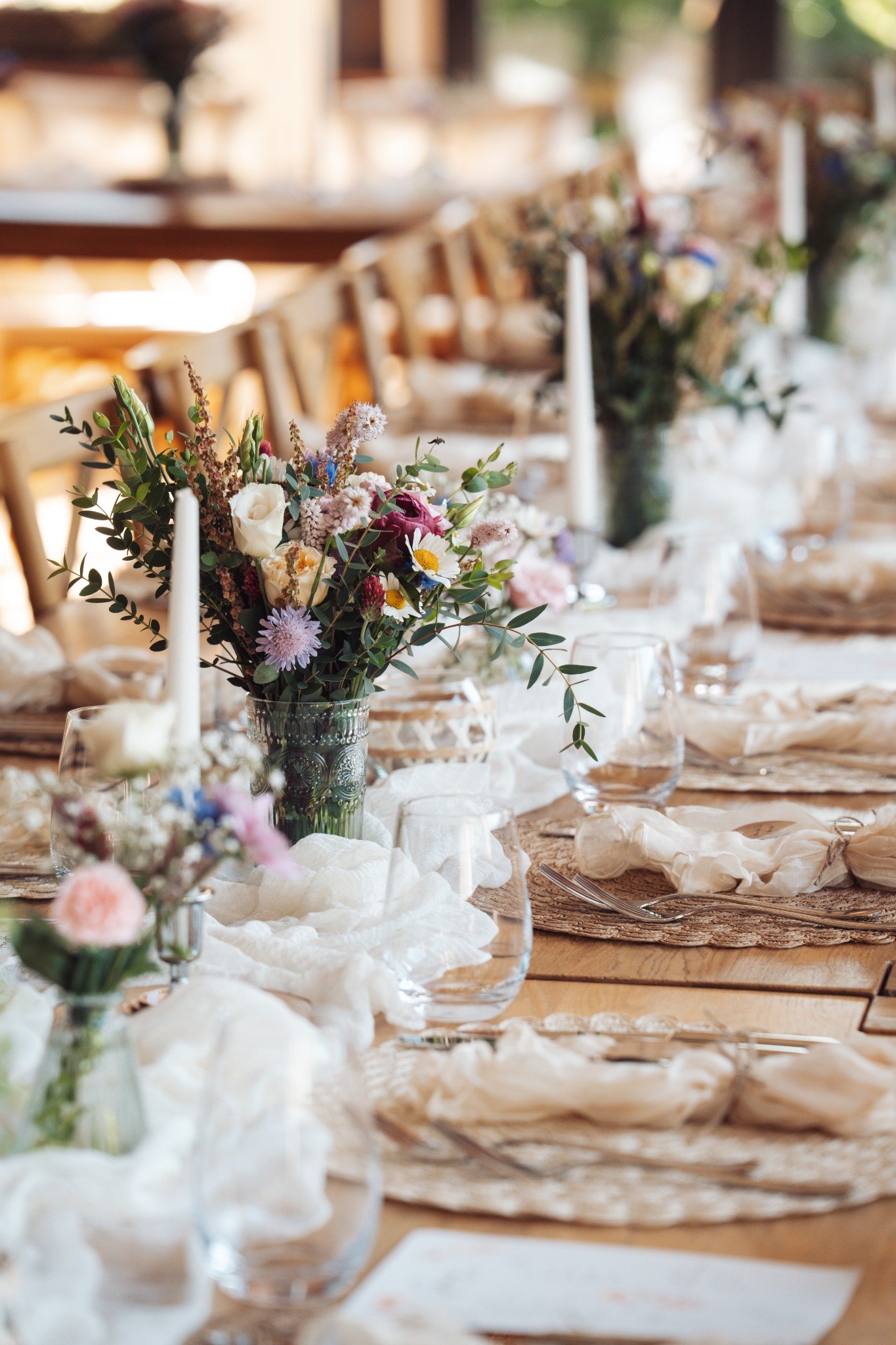 Blumen und Gläser auf einer festlichen Tafel