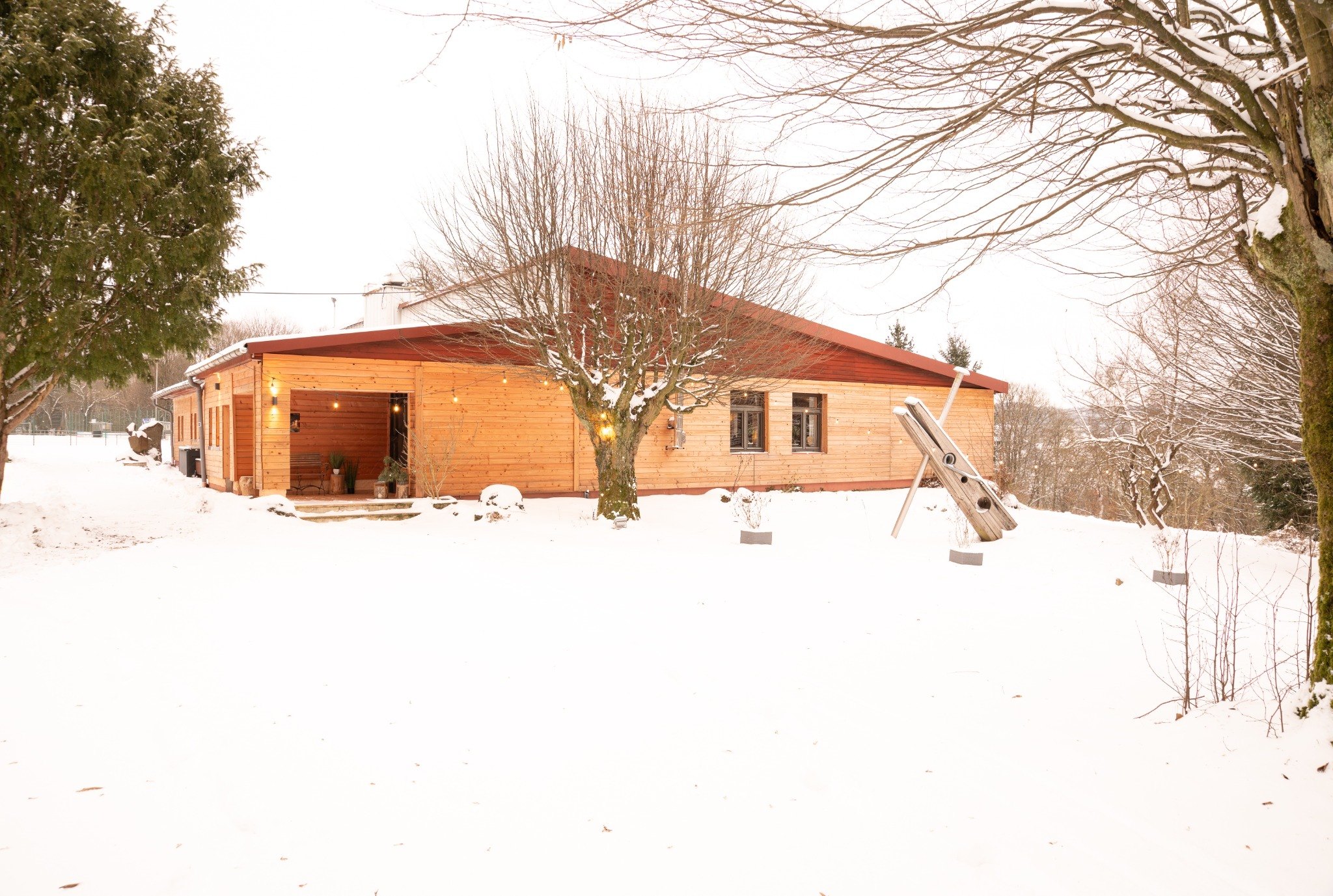Berglocation mit schneebedecktem Außenbereich